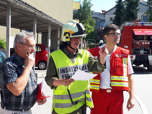 Einsatzbesprechung: Dir. Günther Dobnik (NMS Kühnsdorf), OBI Michael Kodal (FF Kühnsdorf) und BGL Gerhard Koller (Rotes Kreuz Völkermarkt)
