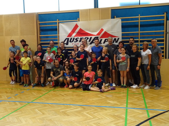 Stubaier Kids mit ihren Familien und Trainern