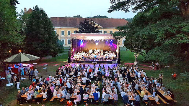 Freiluftkino, Pop, Blasmusik und Rock sind im Juli und August im Ambiente des Sattler-Parks zu genießen. | Foto: Krugleitner