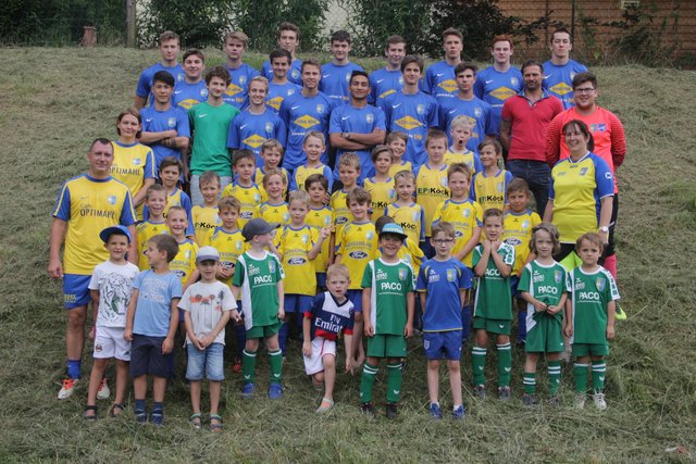 Die U10 feuerte regelmäßig ihre großen Vorbilder der U18 an