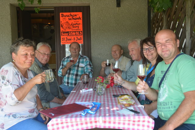 In gemütlicher Runde feierte Winzer Josef "Sepp" Oswald mit seinen Gästen 40 Jahre Buschenschank am Csaterberg.