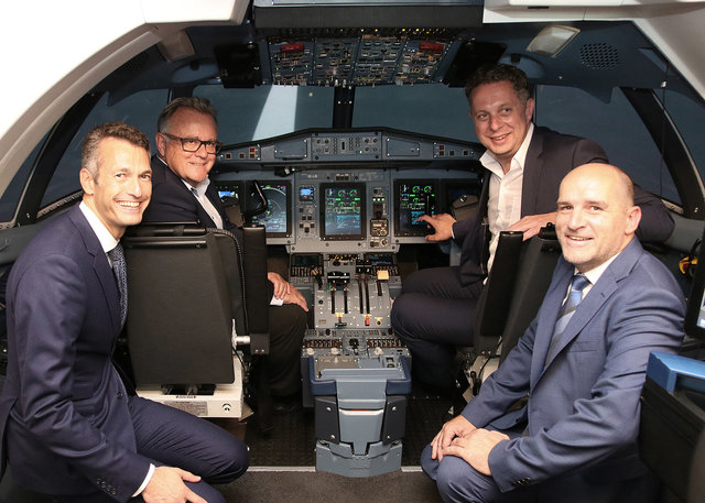 Wirtschaftslandesrat MMag. Alexander Petschnig und Landeshauptmann Hans Niessl mit den beiden Geschäftsführern Dr. Claus Rhomberg (li.vorne) und Ing. Thomas Herrele (re.vo.) im neuen Flugsimulator