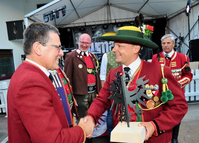 Vererbtes Talent: Klaus Bucher gratuliert seinem Sohn Manuel, der die Königskette tragen wird. | Foto: Hassl