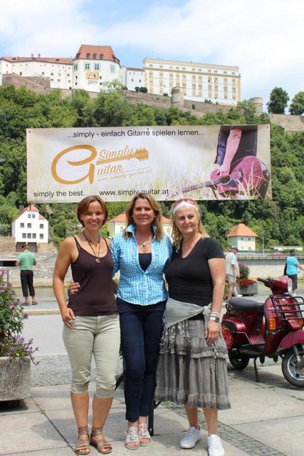 Frauenpower bei Simply-Guitar. Sandra Fakler (mi.) mit Ihren Kursleiterinnen Ursula Kliment (li.) und Susanne Rockenschaub (re.)