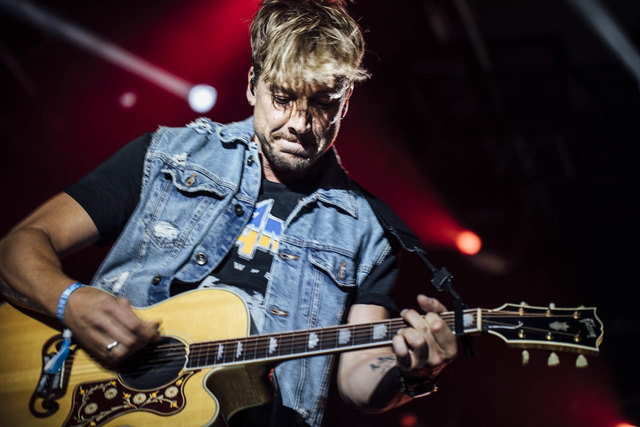 Samu Haber von Sunrise Avenue auf der Bühne. Foto: Red Bull Content Pool