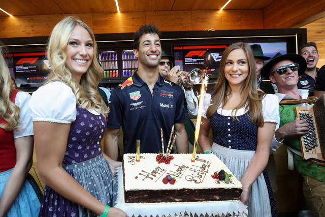 Für Daniel Ricciardo gab es eine Torte. Foto: GEPA pictures/Walgram