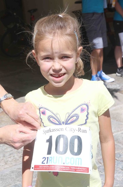 Lisa (6 Jahre) läuft zum Training daheim ums Haus herum