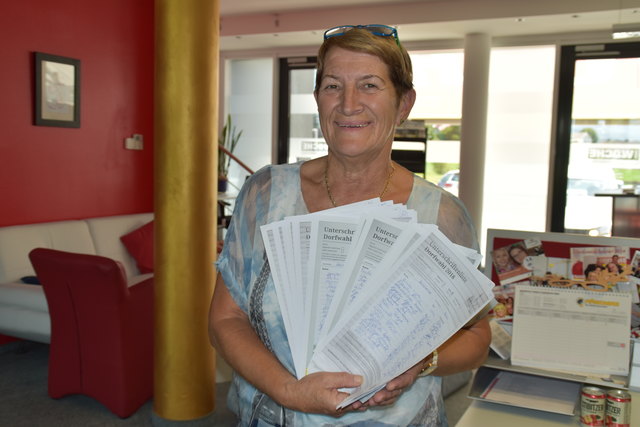 Rosi Egger aus Penk mit "einem Teil" der gesammelten Unterschriften