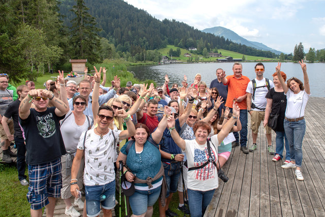 Rund 100 Fans nahmen an der Fanwanderung teil. | Foto: Stefanie Leo