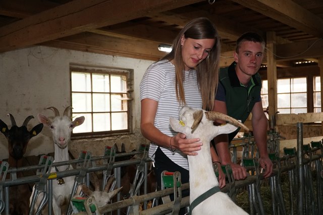 Fabian Pfefferkorn und Partnerin Sandra Friedl haben in der Ziegenzucht ihre Leidenschaft gefunden. | Foto: Foto: Reichel