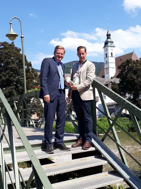 Besuch in Scheibbs: Landtagsabgeordneter Reinhard Teufel aus Lackenhof (r.) zeigte Landesrat Gottfried Waldhäusl seine Bezirkshauptstadt. | Foto: FPÖ