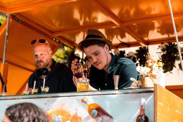 Prost: Rund um den Volksgarten wird am Freitag, 13., und Samstag, 14. Juli, fleißig gemixt und geshaked. | Foto: Foto: Liquid Market/Ana Barros