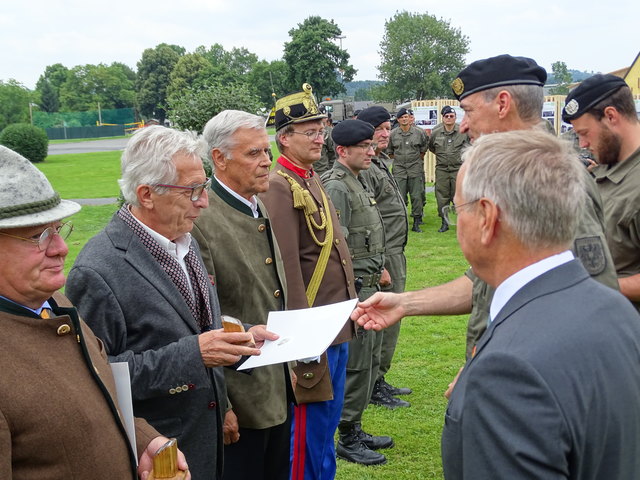 Über eine "Commanders Coin" freute sich im Rahmen des Festakts unter anderem Johann Schleich (2.v.l.)