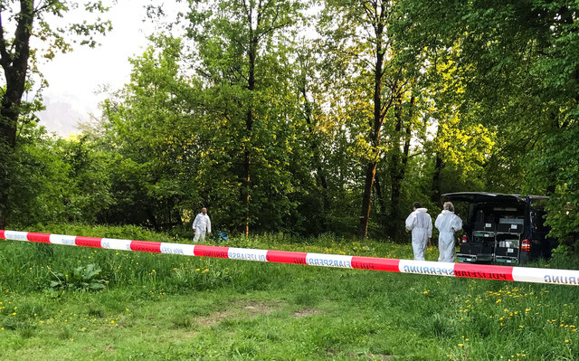 Spurensicherung nach dem Leichenfund in Fritzens | Foto: zeitungsfoto