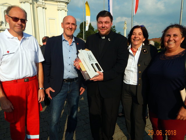 Bgm Josef Ziniel, der langjähriger freiwillige
RK Mitarbeiter und jetzt geweihte Diakon Julian Heissenberger, RK
BezStLeiterin VBgm. Dr. Gabi Nabinger, GRin Michaela DrobelaDiakonweihe Werner Summer 18.jpg | Foto: Ziniel