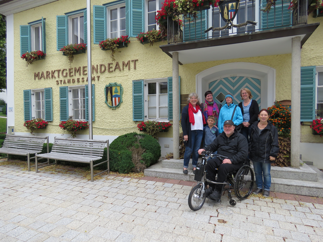 Johanna Ullmann mit Enkel, Martina Huemer (Leiterin Wohnhaus Lebenshilfe Altmünster), Margit (Haussprecherin des Wohnhauses), Helmuth Sonntag, Christine Greunz, Stefanie Proft