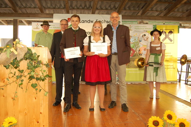 Als beste Absolventen freuen sich Martina Obmann und Karl Zwillink über den Rostock-Preis, der zur Förderung der ländlichen Jugend verliehen wird und von Kammerrat Werner Mattersdorfer überreicht wurde.