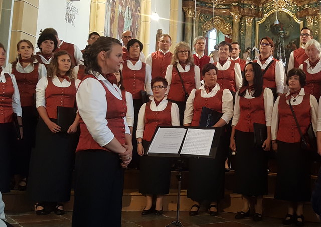 Der Kirchenchor Obervellach wird seit genau 10 Jahren von Michaela Hanser geleitet (im Vordergrund) | Foto: KK/Kirchenchor Obervellach