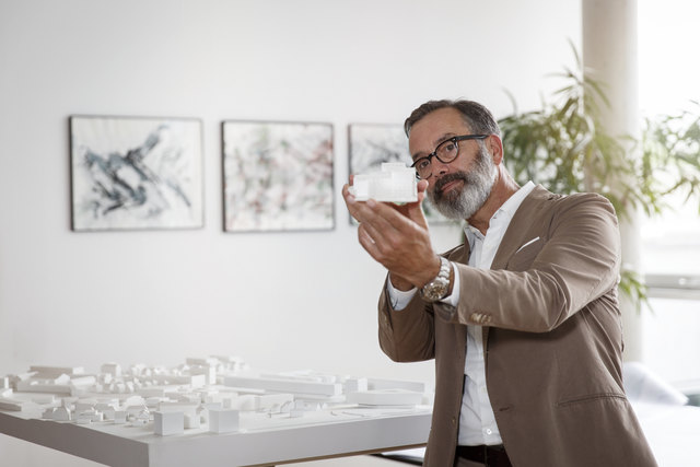 Werner Pfeiffenberger zeigt die Ausbaupläne für Salzburgs Silicon Valley.