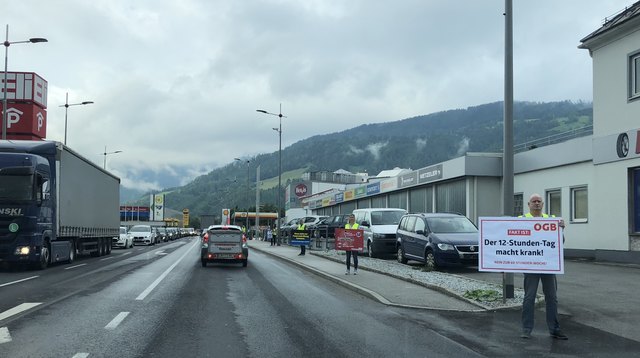 Mit „lebenden Plakaten“ protestierte der Gewerkschaftsbund gegen den 12-Stunden-Tag.