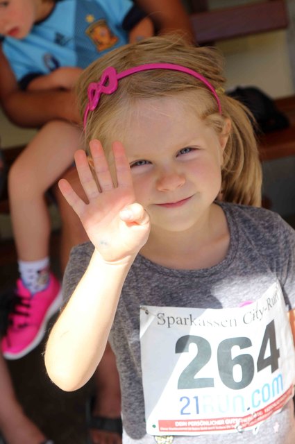 Florentine zeigt uns ihr Alter (4) mit den Fingern. Sie hat nicht extra trainiert, sie läuft laut ihrer Mutter sowieso daheim immer herum