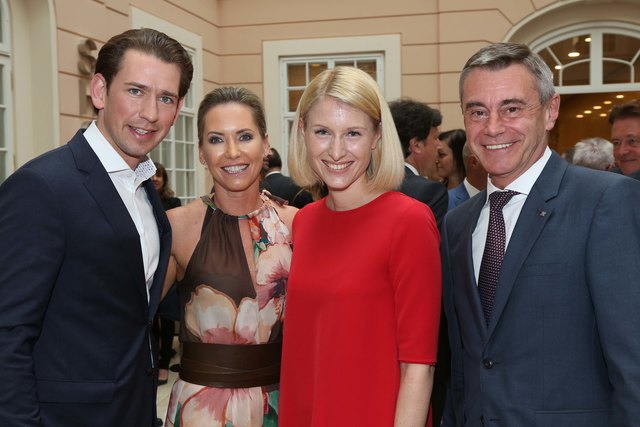 RLB OÖ-Generaldirektor Heinrich Schaller (r.) mit Lebensgefährtin Claudia Steinecker (2. v. li.), Bundeskanzler Sebastian Kurz (l.) und Landesrätin Christine Haberlander (2. v. r.). | Foto: RLB OÖ/Strobl