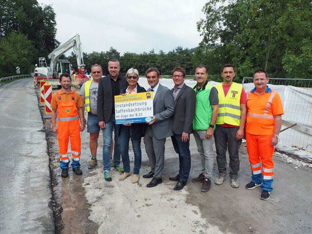Sanierung der Saffenbrücke in Scheibbs: Martin Buder (Straßenmeisterei Scheibbs), Martin Auer (NÖ Straßendienst Abteilung Brückenbau), Gert Kratzer (Straßenbauabteilung Amstetten), Christine Dünwald (Bürgermeisterin der Stadt Scheibbs), Landtagsabgeordneter Anton Erber, Anton Schweighofer (NÖ Straßendienst Abteilung Brückenbau), Johann Fink (NÖ Straßendienst Abteilung Brückenbau), Daniel Stojinovic (Firma Traunfellner) und Rudolf Osanger (Straßenmeisterei Scheibbs). | Foto: Georg Leinweber