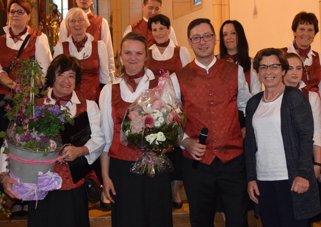 Sie wurden geehrt (vlnr.): Hilde Merle für 50 Jahre Mitgliedschaft und Michaela Hanser für ihr Zehn-Jahr-Jubiläum als Leiterin des Chores. Es gratulierten Kirchenchor Obmann Michael Dullnig und Obervellachs Bürgermeisterin Anita Gössnitzer | Foto: KK/Kirchenchor Obervellach