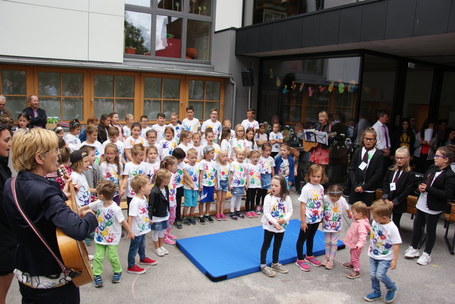 Die Kindergarten- und Schulkinder umrahmten die offizielle Eröffnung.