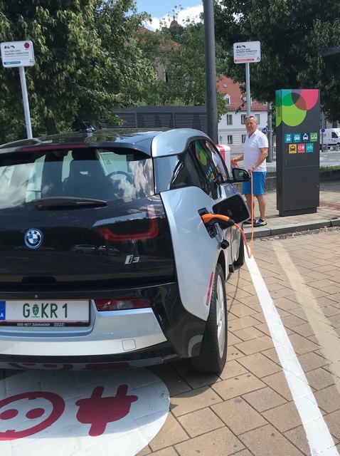 Erster Nutzer: Bezirksvorsteher W. Krainer fährt elektrisch. | Foto: KK