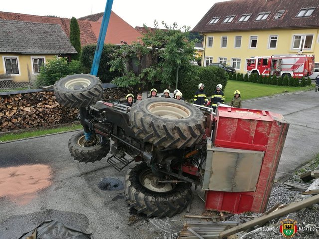 Traktorumfall beim Bahnhof in Krottendorf. Foto: FF Ligist