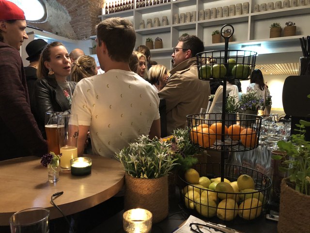 Die Bar lockte viele Besucher.
