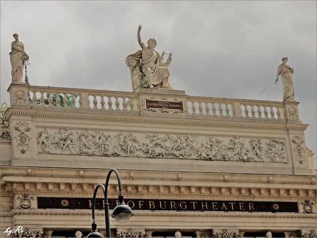 K.K.Hofburgtheater über dem Haupteingang