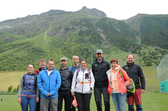 DI Gebhard Walter (3. v. r.) und DI Daniel Kurz (re.) von der Wildbach- und Lawinenverbauung luden 70 Schüler zur Wanderung auf den Lawinenlehrpfad Galtür. Mit im Bild: Martin Walter, der Gemeindevorstand von Galtür (Bildmitte) und die Lehrerschaft (v.l.n.r.) Nicole Zangerl, Georg Juen, Michael Zangerl, Thomas Rudigier, Bettina Struc, Olga Huber. Im Hintergrund: Schutzverbauung Galtür.