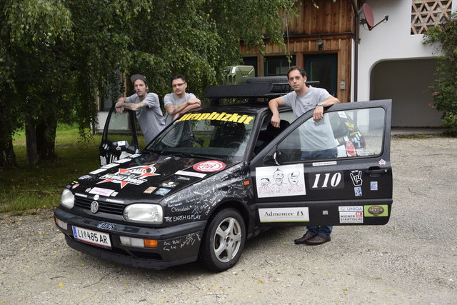 Mani Pötsch, Andreas Hasler und Cemil Celiker (v. l.) nehmen die Balkan-Rundfahrt mit einem VW Golf III, Baujahr 1993, in Angriff.