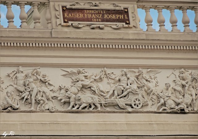 Dieses Relief unterm Kaiser gefiel mir ganz besonders gut und zieht sich über den ganzen MIttelteil.