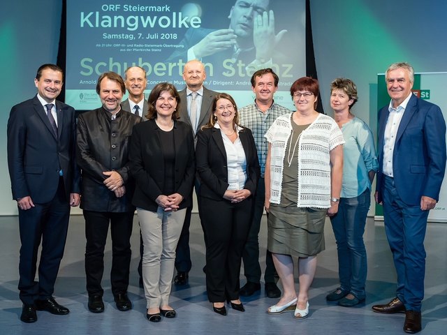 Vorfreude auf den 7. Juli: F. (4.v.r.) und B. Schrottner (2.v.r.)