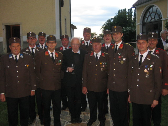 Auch die Feuerwehrkameraden gratulierten Pfarrer Wolfgang Koschat zum "Doppeljubiläum". | Foto: Gemeinde Jagerberg