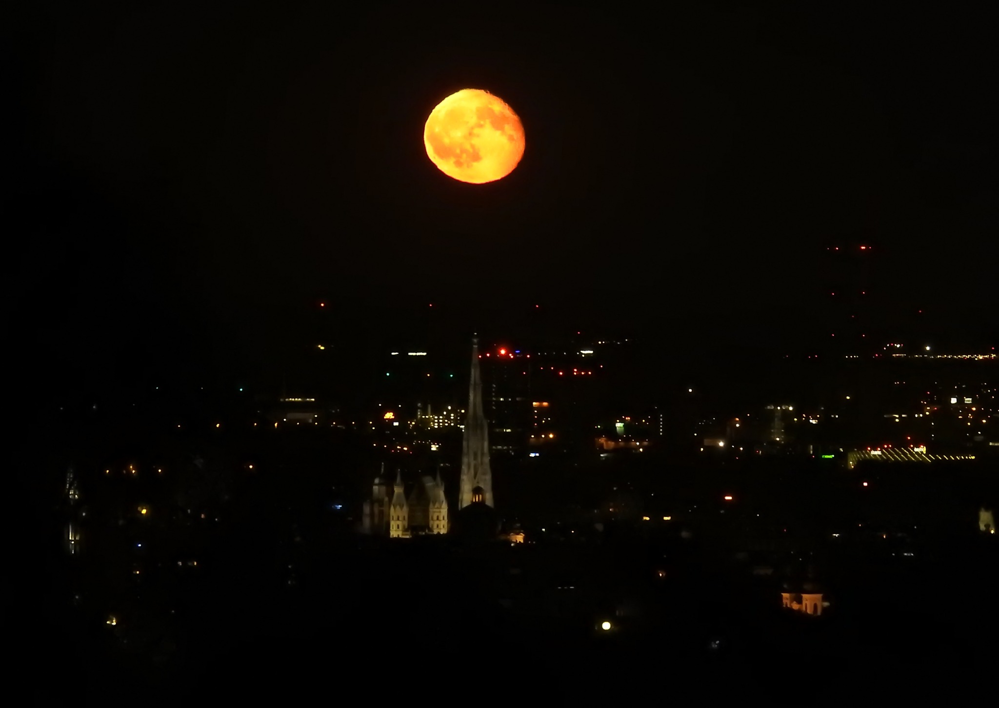 Vollmond über Stephansdom - Innere Stadt