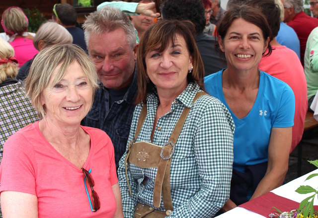 Irene Turin, LR Beate Palfrader und Gabi Brunner (v. li.). Palfrader spielt heuer selbst beim Theater auf der Alm mit.