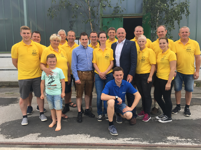 Beim Frühschoppen: Bgm. Christoph Krutzler, BPO LA Georg Rosner, Musiker Sebastian Tallian mit und die fleißigen Crew der Volkspartei Wiesfleck | Foto: ÖVP Wiesfleck