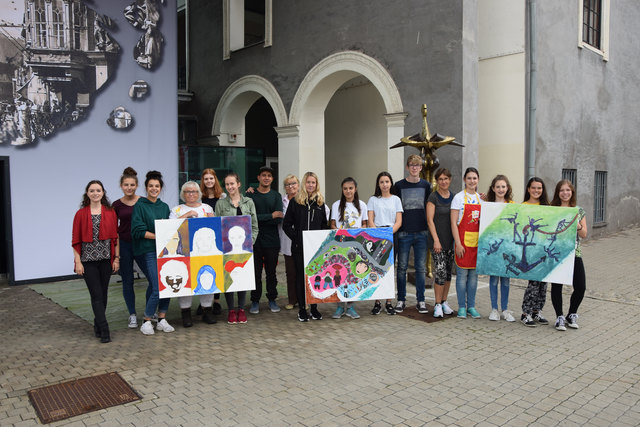 Im Zuge des Workshops arbeiteten die Schülerinnen und Schüler des Neuen Gymnasiums Leoben gemeinsam mit den Künstlerinnen Andrea R. Tomitsch, Katarina Sweda und Johanna Leipold an neuen Bildern für das Kunstprojekt "See the big picture". | Foto: KK