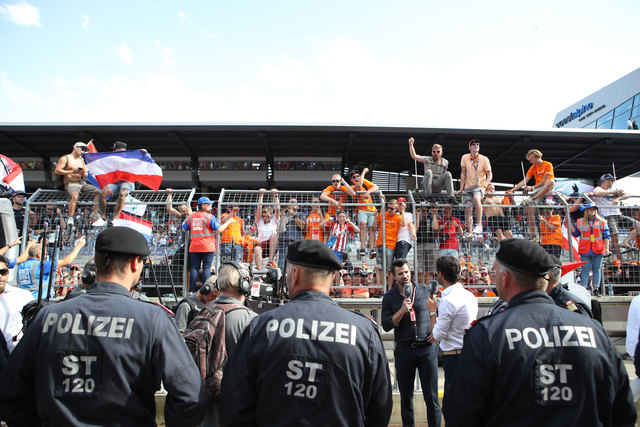 Die Fans hielt es nicht mehr auf ihren Plätzen. Foto: GEPA pictures/Pranter