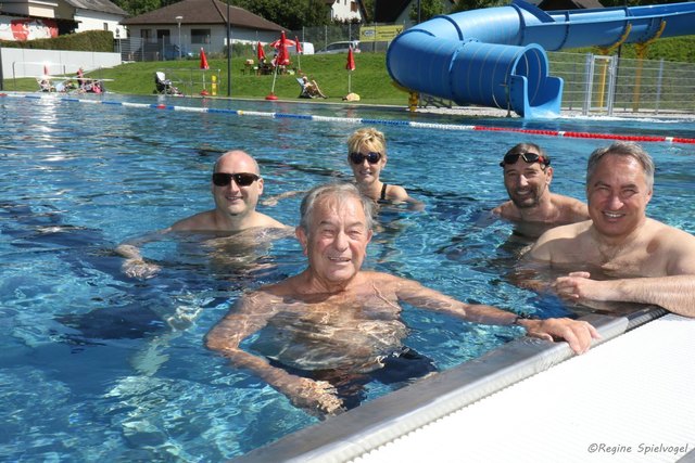 Probeschwimmen zur Eröffnungsfeier des Pressbaumer Strandbades- StR Michael Sigmund, Manfred Barta, StR Anna-Leena Krischel, GR Robert Hartlieb und Bürgermeister Josef Schmidl-Haberleitner.