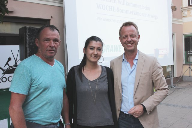 Reinhard Schwarzl (Stadtgemeinde Trofaiach), WOCHE-Werbeberaterin Manuela Kaluza und der Trofaiacher Bürgermeister Mario Abl (v.l.).