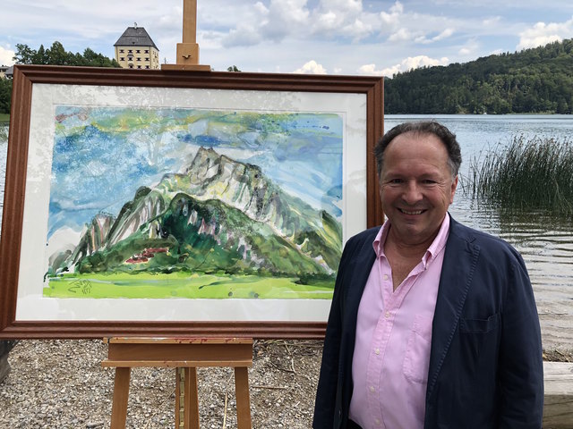 Der Maler Hans Weyringer überbrachte das selbstgemalte Geschenk. | Foto: Thomas Fuchs