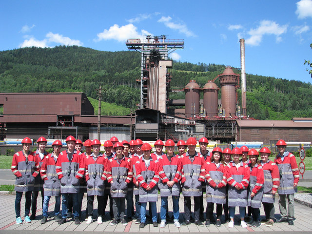 Gruppenfoto vor einem der beiden Hochöfen der voestalpine Stahl Donawitz GmbH