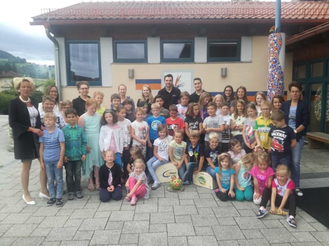 Die Landjugendmitglieder mit Direktorin Andrea Jörke-Oberdorfer, den Lehrerinnen und den Kindern