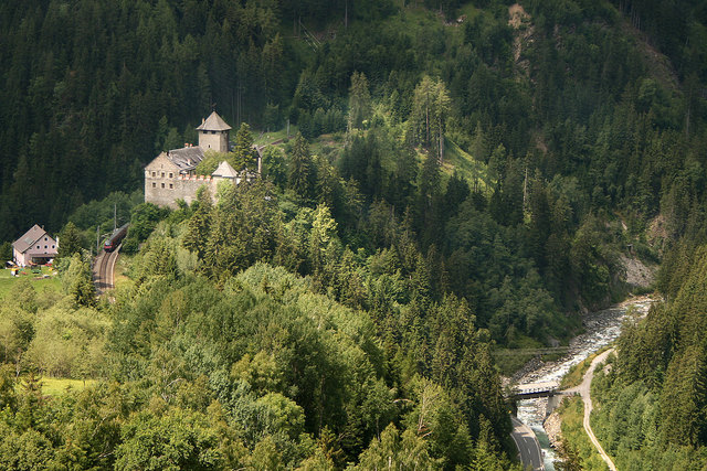 Am Fuß vom Schlosshügel Wiesberg (unten rechts) endet derzeit ein Wander- und Radweg welcher von Pians kommend der Sanna (Route 6 + 33) bis hier her folgt. Nach rechts soll der Radweg Stanzertal Nr. 6 und nach links (Holzbrücke) soll der Radweg Paznauntal Nr. 33 hergestellt werden. Hinaus nach Pians ist der Bestand zu adaptieren bzw. zu ergänzen. Der Anschluss Pians bis Landeck ist fehlend und ist Bestandteil der Radwegnetzplanungen im Bezirk. 
Klicken Sie in das Bild für den Vollbildmodus welchen ich empfehle! | Foto: © by Ing. Günter Kramarcsik