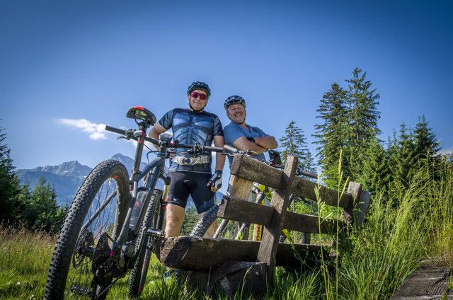 So sehen Genussbiker aus - Werner Zojer in Begleitung vom e-Bikebotschafter Andreas Lutche